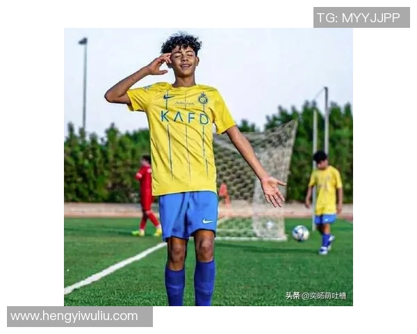 足球明星对儿子们的期望与批评引发热议深度解析